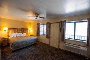 Schlafzimmer mit einem Bett und einem Fenster in der Unterkunft Super 8 by Wyndham Bridgeview of Mackinaw City in Mackinaw City