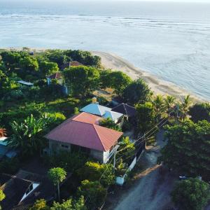 una vista aérea de una casa junto al océano en Rock Pool Homestay, en Huu