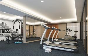 un gimnasio con cintas de correr y elípticas en una habitación en EL PRAT Luxury Aparment Lima Peru, en Lima