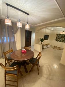 a dining room with a table and chairs at Appartement kenzi Beach in Tangier