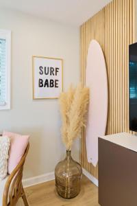 een vaas met veren in een kamer met surfplanken bij Luxury Villa 3 Blocks from the Beach with Pool a Fire Pit and Outdoor Oasis in Cape Canaveral