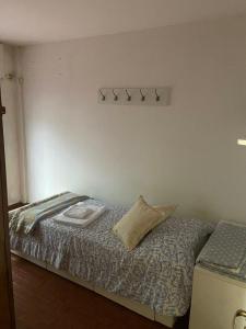 una camera da letto con un letto con un cuscino sopra di DEPARTAMENTO CENTRICO ALAUAL a Concordia Altre 2 foto