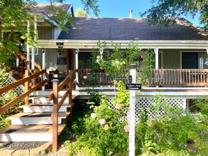 a house with a porch with a wooden fence at Sierra Mountain Lodge - Vacation Rentals - Yosemite in Ahwahnee +162 photos