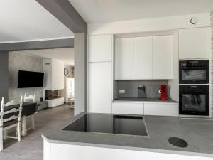 Η κουζίνα ή μικρή κουζίνα στο Modern Villa w Private Yard