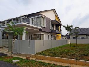 una casa con una valla delante de ella en Selendang - Near Std Hang Jebat, MITC & UTEM, en Melaka