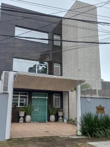 un edificio con una puerta verde delante de él en Hotel Palace, en Porto Alegre