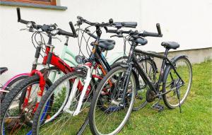 grupa rowerów zaparkowanych obok budynku w obiekcie Awesome Home In Zastan With Wifi w mieście Zastań