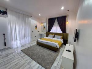 1 dormitorio con 1 cama y TV en Officer Condo Apartments, en Yanyan