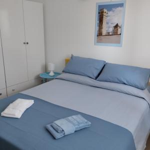 馬蒂納塔的住宿－Diomede Holiday Home，床上有两条毛巾