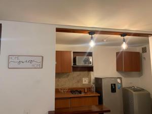 uma cozinha com um frigorífico e um micro-ondas em Apartamento en Manizales em Manizales