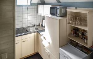 una pequeña cocina con fregadero y microondas en Ferienhaus 91 In Kirchheim, en Kirchheim