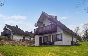 Casa con balcón en la parte superior de un patio en Ferienhaus 91 In Kirchheim, en Kirchheim