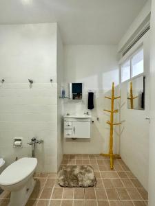 y baño con aseo y lavamanos. en Residencial Praia do Flamengo - Zona Sul Rio de Janeiro en Río de Janeiro