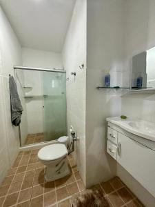 uma casa de banho com um chuveiro, um WC e um lavatório. em Residencial Praia do Flamengo - Zona Sul Rio de Janeiro no Rio de Janeiro