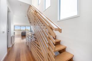 een trap in een huis met witte muren bij 5 Bedroom House - Sleeps 11 - Golf Course Views - Free Parking - Free WIFI in Torquay