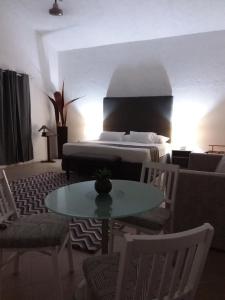 1 dormitorio con 1 cama, mesa y sillas en Junior suite Privada 7 min del Aeropuerto en Cancún