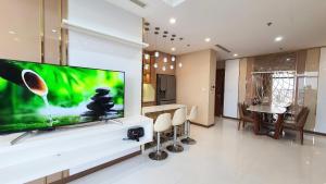 ein Wohnzimmer mit einem großen Flachbild-TV in der Unterkunft LANDMARK 81 Luxury in Ho-Chi-Minh-Stadt