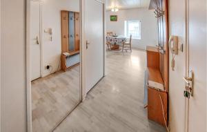 einen Flur mit einem Spiegel und einem Esszimmer in der Unterkunft Amazing Apartment In Usson-en-forez With Kitchen in Usson-en-Forez
