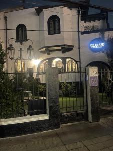 un edificio con una señal frente a una puerta en Hotel De Blasis, en Santiago