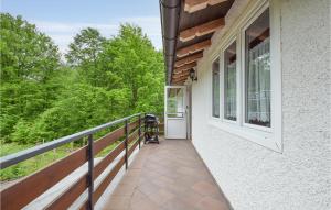 un balcón con puerta y ventanas en una casa en Beautiful Apartment In Borgo Valsugana With Kitchenette, en Borgo