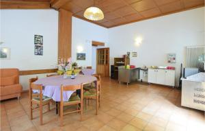 comedor con mesa y cocina en Beautiful Apartment In Borgo Valsugana With Kitchenette, en Borgo