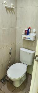 OSAKA RIVERVIEW في تانغيرانغ: حمام مع مرحاض أبيض في الغرفة