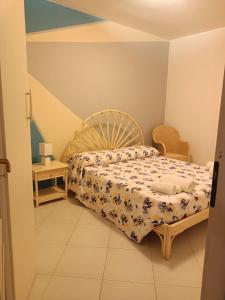 niewielka sypialnia z łóżkiem i stołem w obiekcie Mare Blu w mieście Stintino