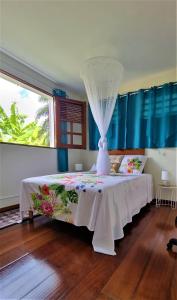 Un pat sau paturi într-o cameră la La Visite Tropicale