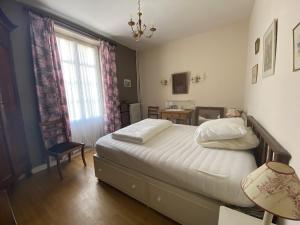 een slaapkamer met een bed, een bureau en een raam bij Maison La Bernerie-en-Retz, 5 pièces, 8 personnes - FR-1-612-77 in La Bernerie-en-Retz