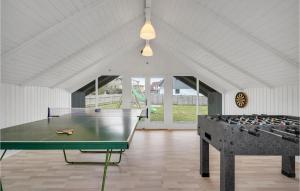 una mesa de ping pong en una habitación blanca con una pelota de ping pong en Amazing Home In Faaborg With Wifi, en Millinge