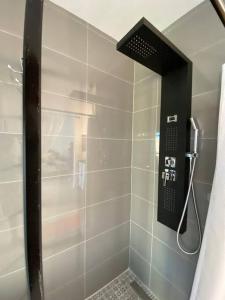 La salle de bains est pourvue d'une douche avec une porte en verre. dans l'établissement Dreamy Palm Springs Villa w Pool, Spa, Great Views, à Palm Springs