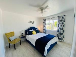 1 dormitorio con 1 cama, 1 silla y 1 ventana en Dreamy Palm Springs Villa w Pool, Spa, Great Views en Palm Springs