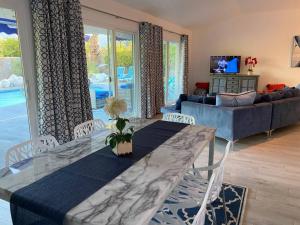 Dreamy Palm Springs Villa w Pool, Spa, Great Views في بالم سبرينغز: غرفة معيشة مع طاولة وأريكة