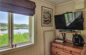 En tv och/eller ett underhållningssystem på Nice Home In Lysekil With Sauna