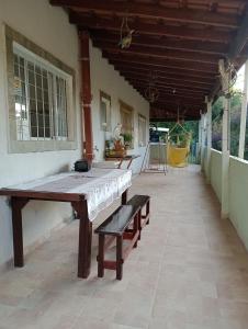 En balkon eller terrasse på CHÁCARA TERRA dos SONHOS