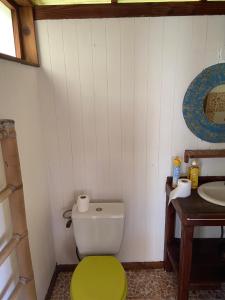 Great House BY Manaeva Lodge في Temae: حمام به مرحاض أخضر ومغسلة