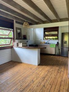 TemaeにあるGreat House BY Manaeva Lodgeのウッドフロアの広いキッチン(カウンター付)