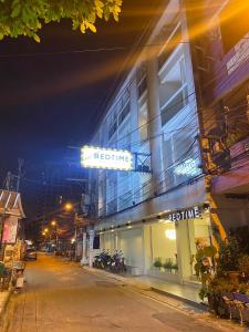 un bâtiment avec un panneau indiquant un magasin dans une rue dans l'établissement Bedtime Pattaya, à Pattaya
