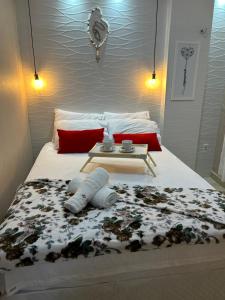 Een bed of bedden in een kamer bij Maravilhoso local para aproveitar e descansar