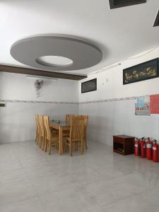 a dining room with a table and chairs at Eo Gió Motel in Hưng Lương