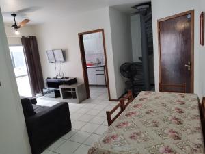 سرير أو أسرّة في غرفة في Apartamento de Praia no Centro