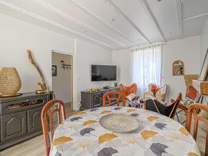 een woonkamer met een tafel en stoelen bij Villa Landaul, 4 pièces, 6 personnes - FR-1-479-152 in Landaul