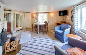 Lönashult的住宿－2 Bedroom Lovely Home In Lnashult，客厅配有蓝色椅子和桌子