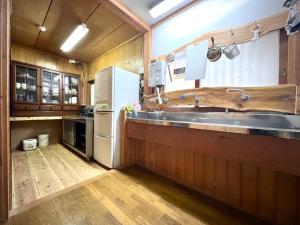 cocina con fregadero y nevera en Kiyo's Gokokuen "Tatsumado" - Vacation STAY 77728v, en Kasama