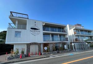 a building with a suntrust sign on the side of a street at 3rd House Inamuragasaki in Kamakura