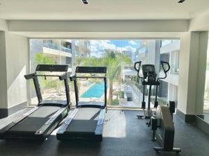 Fitness centrum a/nebo fitness zařízení v ubytování Pool View Luxury Condo With Lovely Balcony And Gym