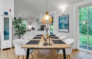 Fotografie z fotogalerie ubytování Three-Bedroom Holiday Home In Grenaa v destinaci Grena