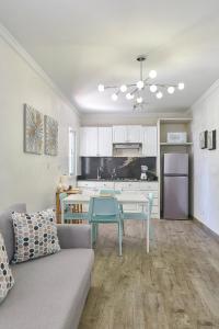 Kuchyň nebo kuchyňský kout v ubytování Cozy And Charming Fully Equipped Apartment