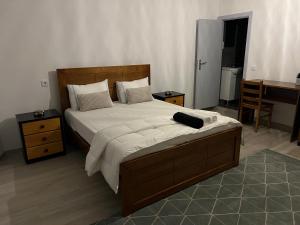 1 dormitorio con 1 cama grande y escritorio en White Guest Fátima, en Fátima