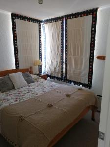 - une chambre avec un lit et 2 fenêtres dans l'établissement Departamento Costa Quilen (10 min Maitencillo), à Valparaíso